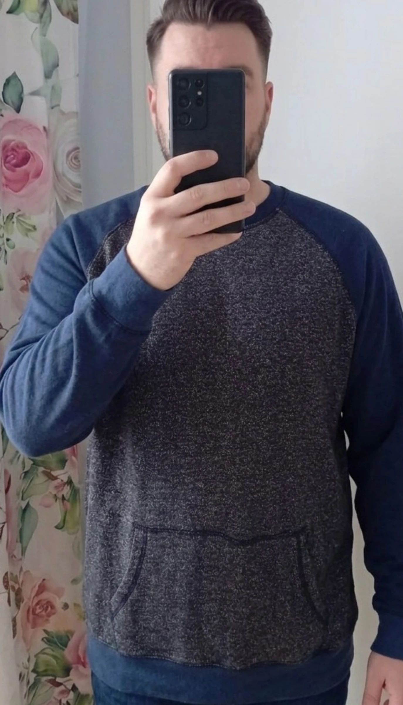 Sweat-shirt lègé décontracté équipé d une poche kangourou 60% coton 